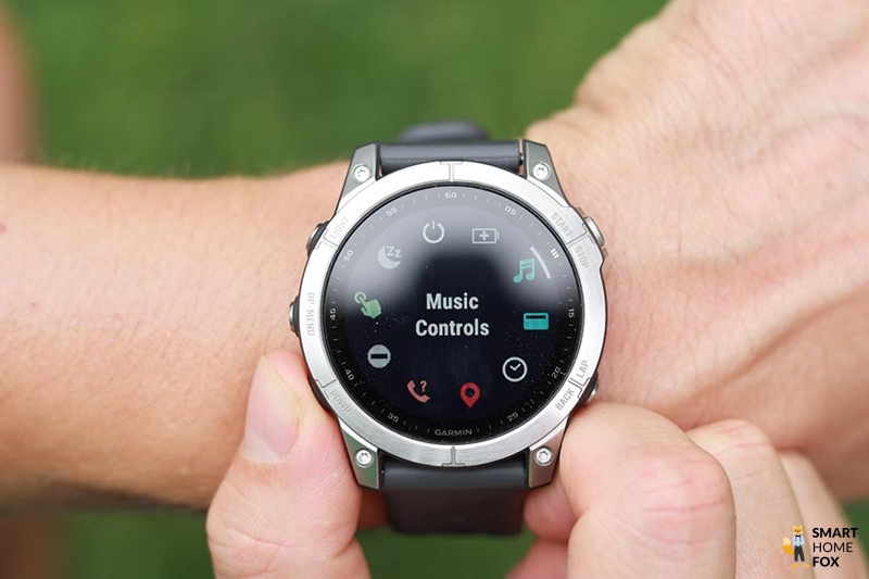 Man sieht die Musikfunktion auf der Garmin Fenix 7.